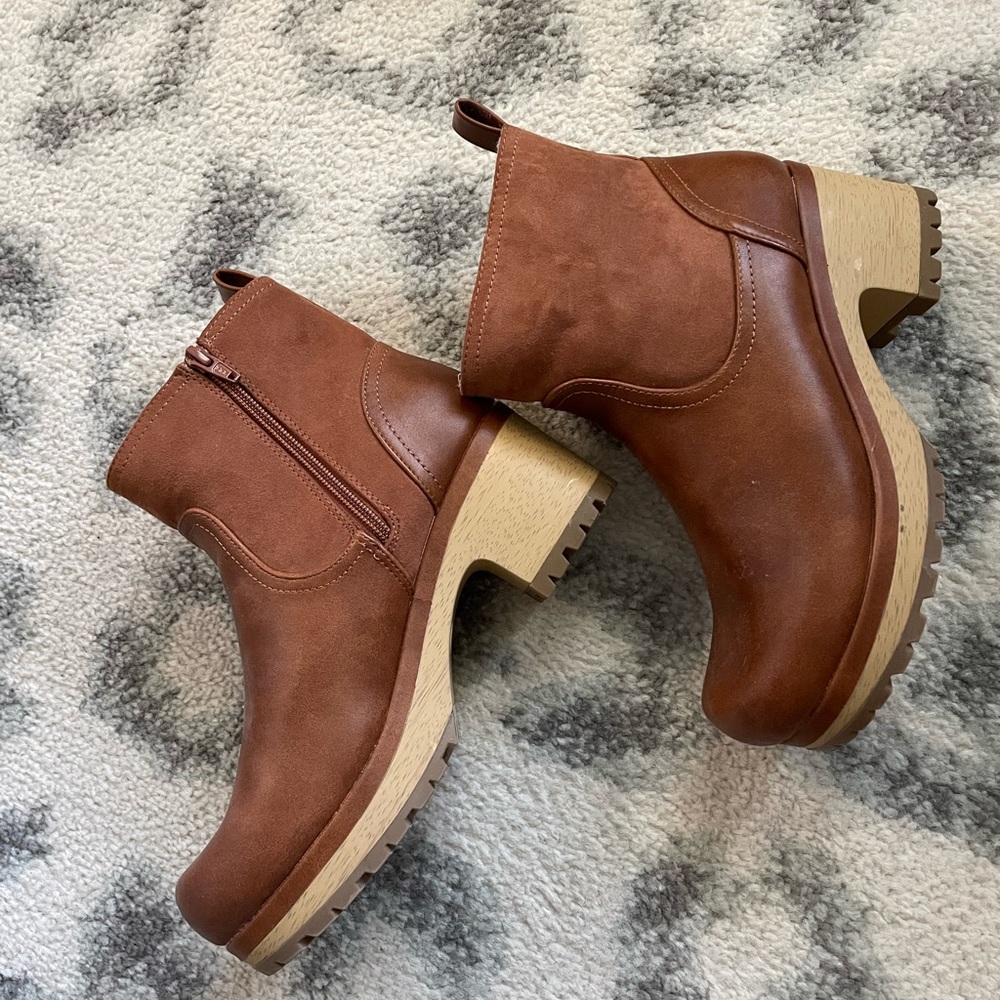 Universal Thread Clog Boots